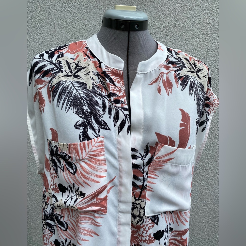 Sleeveless Button down floral Women’s blouse/top size large